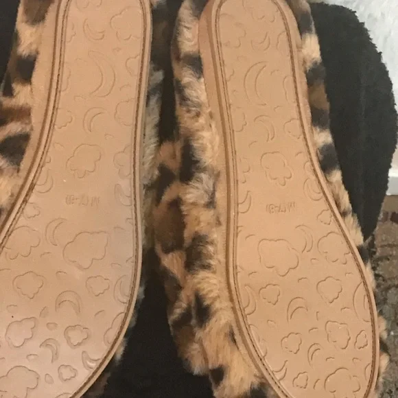 Big Furry Cheetah Slippers - Picture 5 of 6